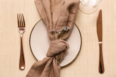 Peçetede çingene çiçekleri olan güzel bir masa, yakın plan.