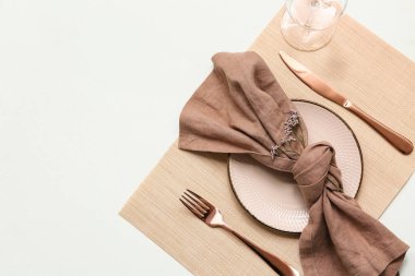 Beyaz arka planda çigila çiçekleri olan güzel bir masa.