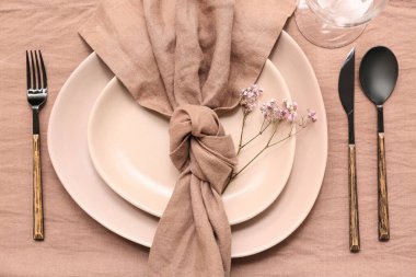 Peçetede çingene çiçekleri olan güzel bir masa.