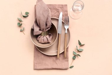 Bej arka planda okaliptüs ile güzel masa ayarları