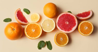 Bej arka planda birçok farklı turunçgil meyvesi, üst görünüm