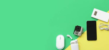 Renk arkaplanı ve metin için alanı olan farklı modern aygıtlar