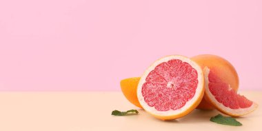 Renkli arkaplanda taze greyfurtlar ve metin için boşluk