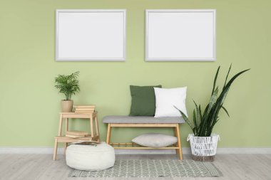 Boş posterler ve oda çiçekleri.
