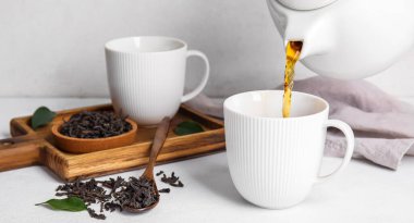 Masaya sıcak siyah çay dök.