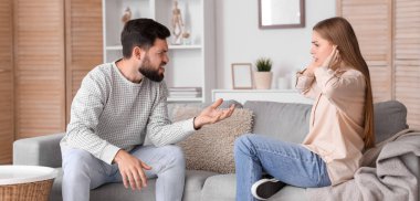 Genç bir adam evde karısıyla kavga ediyor.