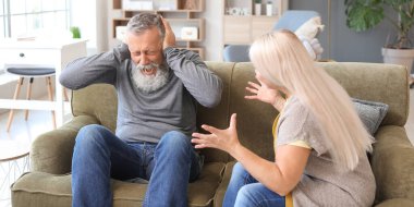 Kızgın olgun kadın kocasına bağırıyor.