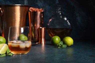 Masada bir bardak buzlu, limonlu ve naneli rom.