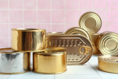 Beyaz fayanslı balık dolu teneke kutular.