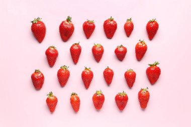 pembe bir arka plan üzerinde taze çilek