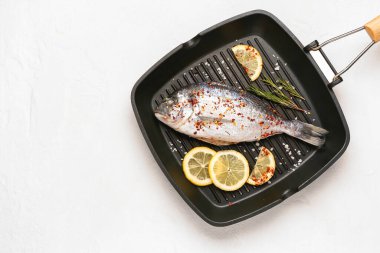 Limonlu çiğ dorado balığı ızgarası.