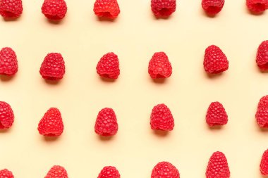 Sarı arka planda bir sürü taze ahududu