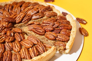 Sarı arka planda lezzetli cevizli turta.