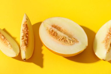 Sarı arka planda tatlı kavun parçaları