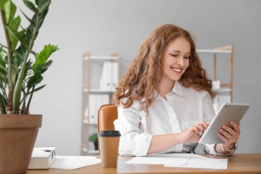 Tablet bilgisayar Office ile çalışan genç iş kadını