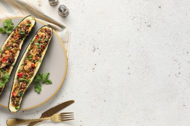 Açık arkaplanda içi kabak dolu et dolu tekneler.