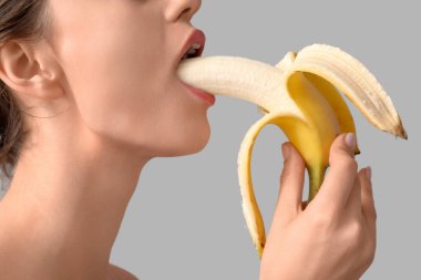 Hafif arka planda muzlu genç bayan, yakın plan. Seks konsepti