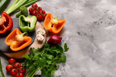 Taze sebzeli tahtalar ve grunge grisi arka planda yeşillik