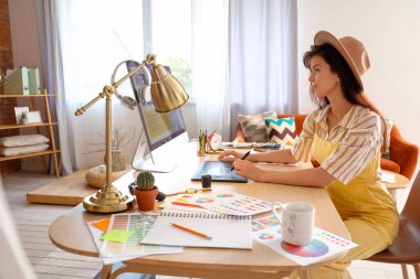 Ofiste grafik tabletle çalışan kadın iç mimar