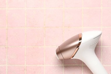 Pembe kaplama üzerine modern fotoepilatör