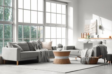 Kahve masasında gri kanepeler ve disko topu olan modern oturma odasının içinde.