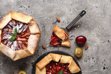 Gri arkaplanı nane aromalı lezzetli erik galetesinden yapılmış ayakta dur.