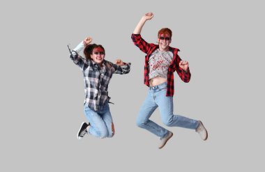 Gri arka planda zıplayan korkunç zombiler.