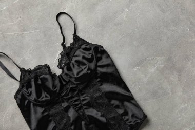 Grunge arka planında siyah kadın iç çamaşırı