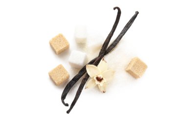 Aromatik vanilya şekeri, çiçek ve beyaz arkaplanda çubuklar