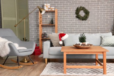 Güzel Noel dekoru olan şık bir oturma odası.