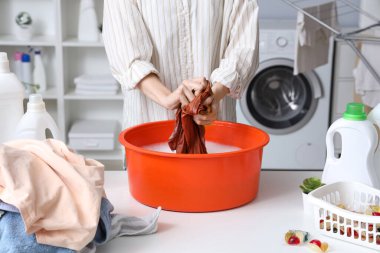 Çamaşırları leğende yıkayan kadın, yakın plan.