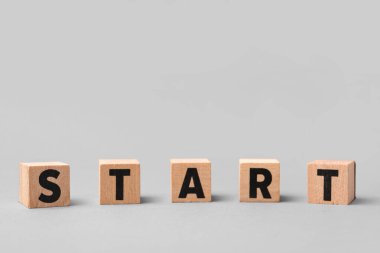 Gri arkaplanda sözcük Başlat Küpleri