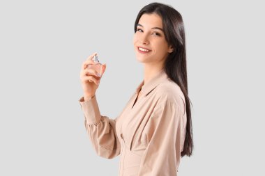 Parfümlü genç bir kadın.