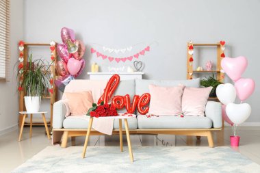 Sevgililer Günü kutlamaları için gri kanepe ve dekor ile şenlikli oturma odasının içi