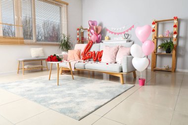 Sevgililer Günü kutlamaları için gri kanepe ve dekor ile şenlikli oturma odasının içi