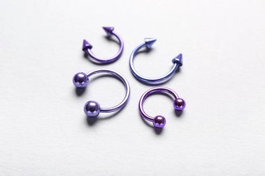 Beyaz arkaplanda delik açmak için mor halterler.