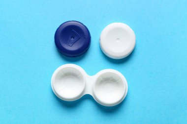 Mavi arkaplandaki kontakt lensler için konteyner