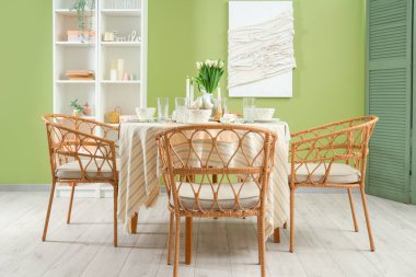 Uluslararası Kadınlar Günü kutlamaları için lale çiçekleriyle dolu masa yeşil duvarın yanındaki şık odada.