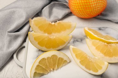 Beyaz masa üzerinde lezzetli dilimler olan tahta.