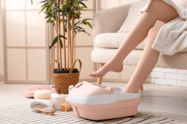 Masaj banyosu ve banyo malzemesi olan kadın bacakları.