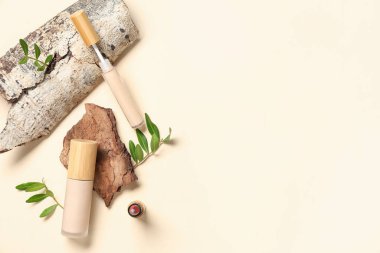 Bej arka planda kapatıcı, temel, ruj, yapraklar ve ağaç kabuğunun güzel bileşimi