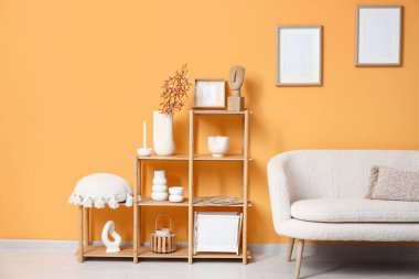 Rahat bir kanepe ve raflar modern oturma odasının iç dekorasyonu farklı.