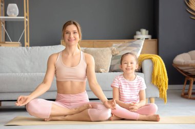 Annesi evde meditasyon ile küçük kız