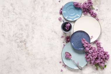 Beyaz grunge arkaplan üzerinde leylak çiçekleri ile güzel masa ayarları