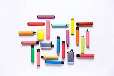 Beyaz arka planda farklı elektronik sigaralar.