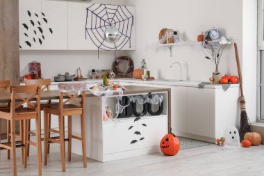 Cadılar Bayramı için masa, disko topu ve balkabaklarıyla dekore edilmiş mutfağın içi.