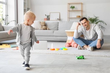 Genç baba ve küçük oğlu evde.