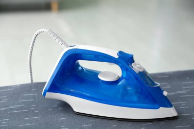 Odasında elektrikli ütü olan tahta, yakın plan.