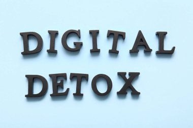 Renk arkaplanındaki siyah harflerden oluşan metin dijitali detoks