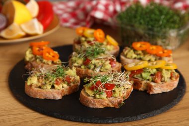 Mutfaktaki masada nefis vejetaryen bruschettalar, yakın plan.